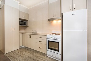 Mikroaaltouuni, vedenkeitin, leivänpaahdin