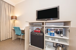 Habitación Deluxe | Escritorio, espacio para trabajar con laptop y cortinas blackout
