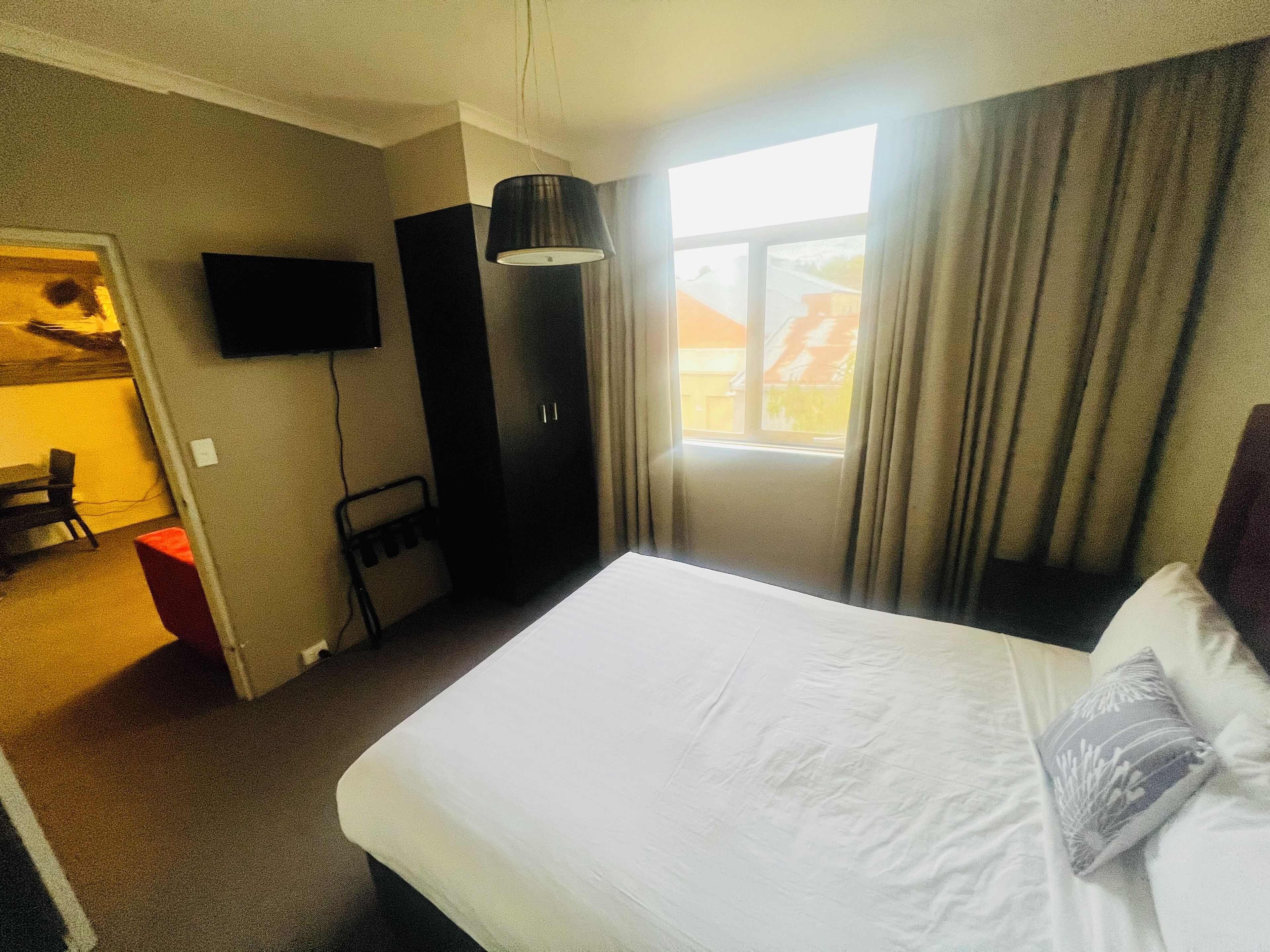 行政公寓 | 办公桌、笔记本电脑工作区、遮光窗帘、熨斗/熨衣板