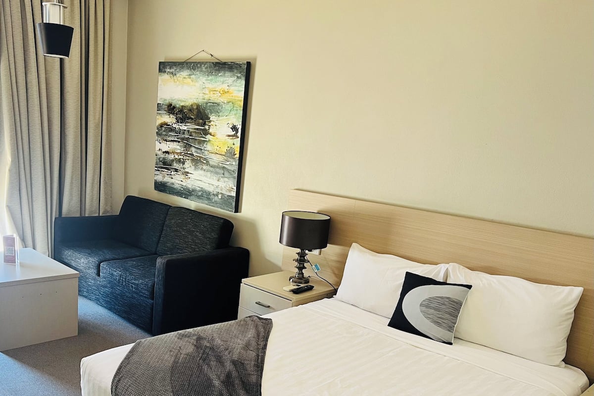 Escritorio, espacio para trabajar con laptop y cortinas blackout