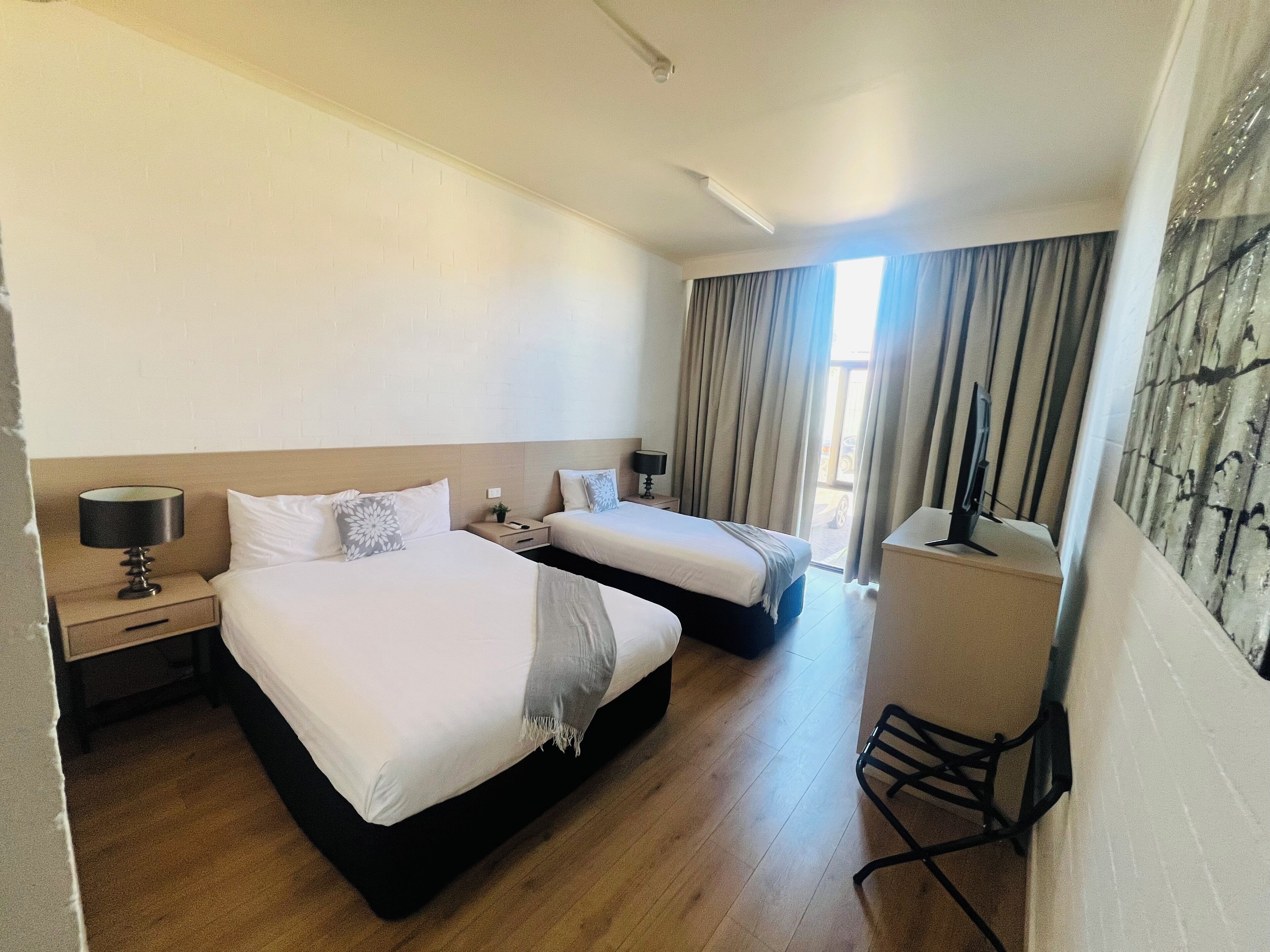 Skrivbord, arbetsyta för laptop och mörkläggningsgardiner