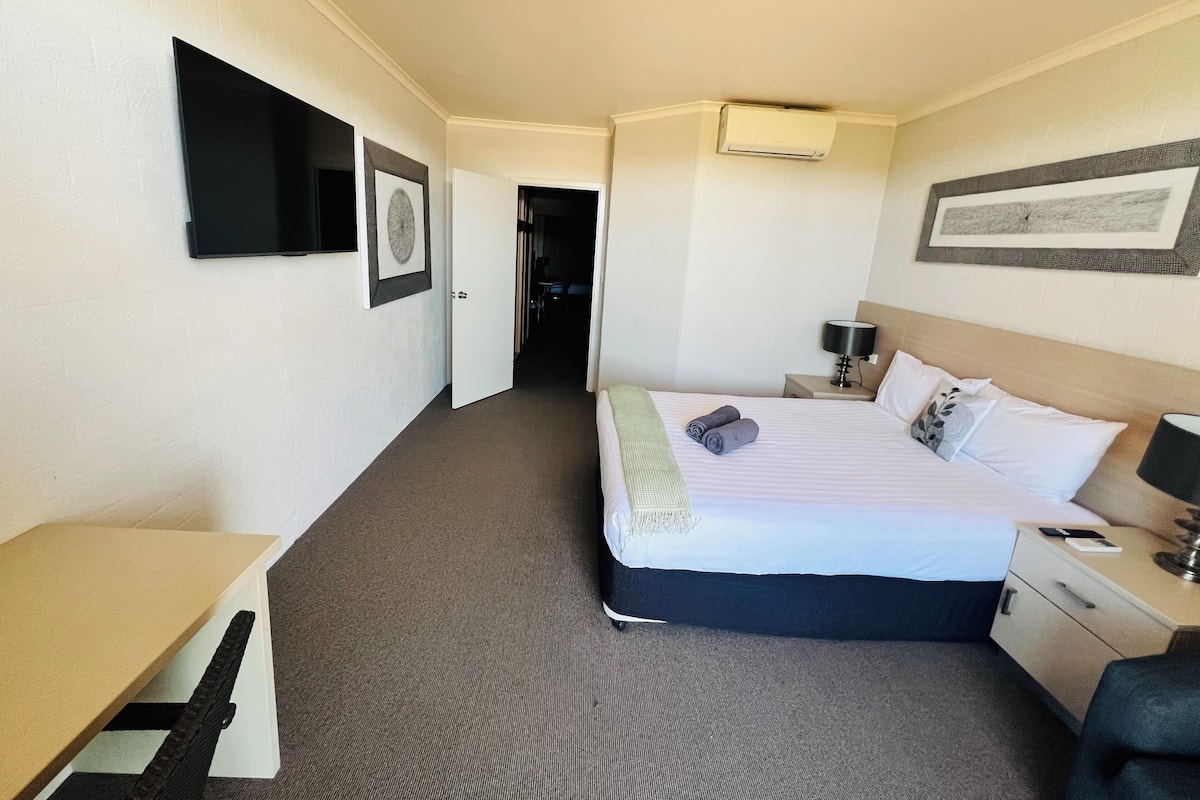 Chambre Double Familiale | Bureau, espace de travail pour ordinateur portable, rideaux occultants