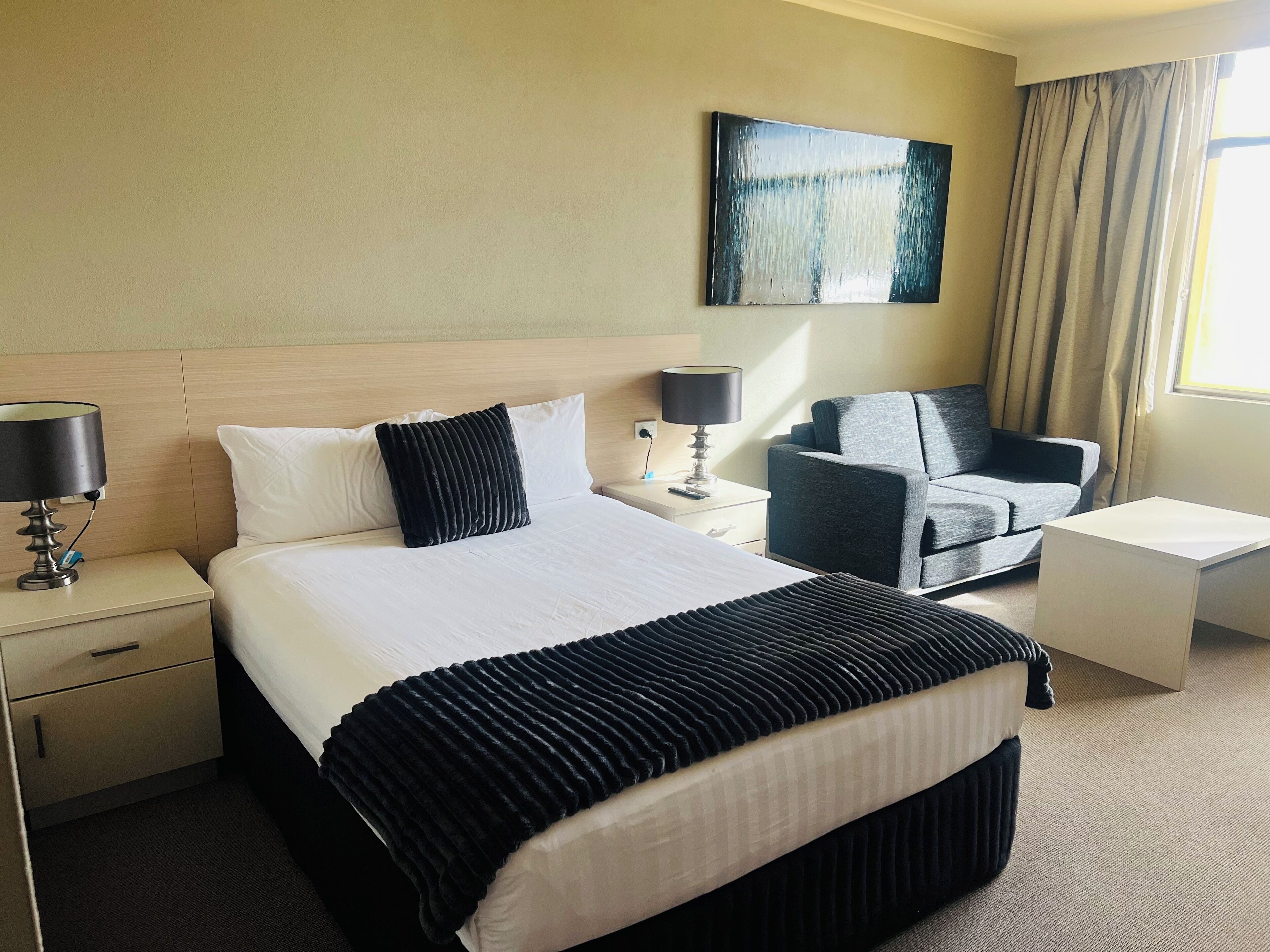 办公桌、笔记本电脑工作区、遮光窗帘、熨斗/熨衣板