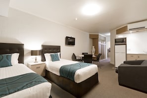 Desk, laptop workspace, blackout curtains, iron/ironing board - Pavilion Hotel Wagga Wagga (Wagga Wagga)