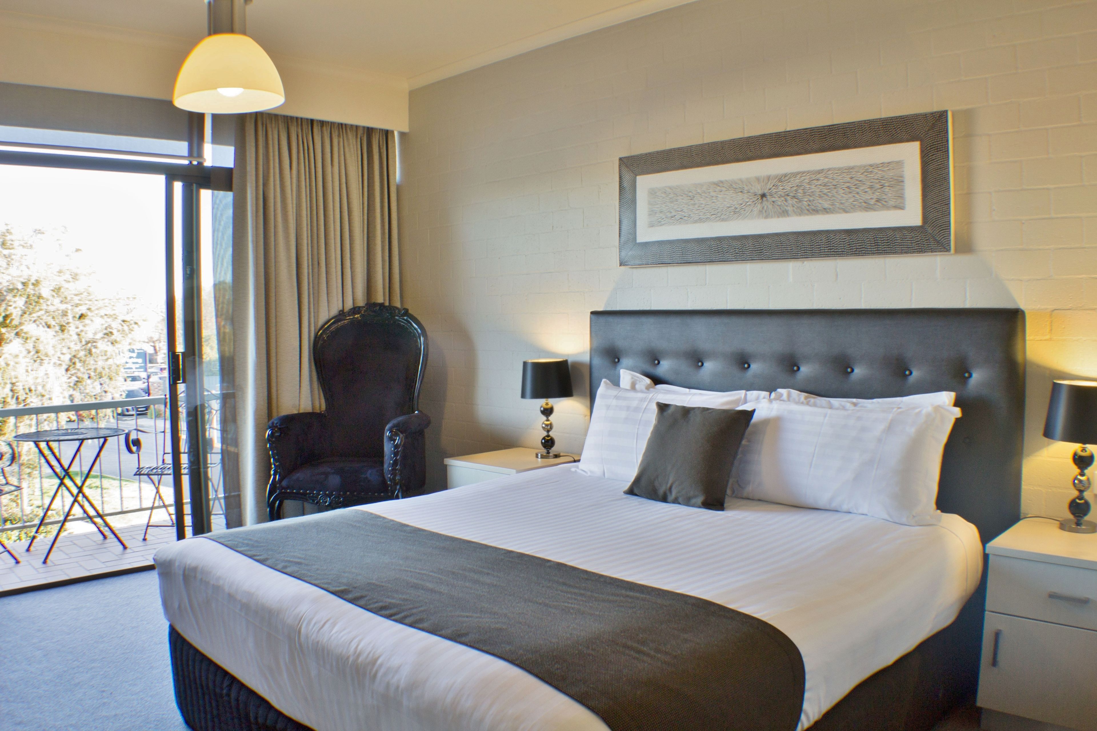 Escritorio, espacio para trabajar con laptop y cortinas blackout 