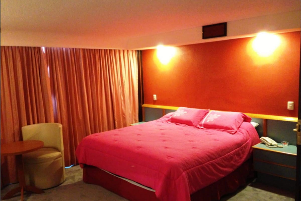 Escritorio y ropa de cama