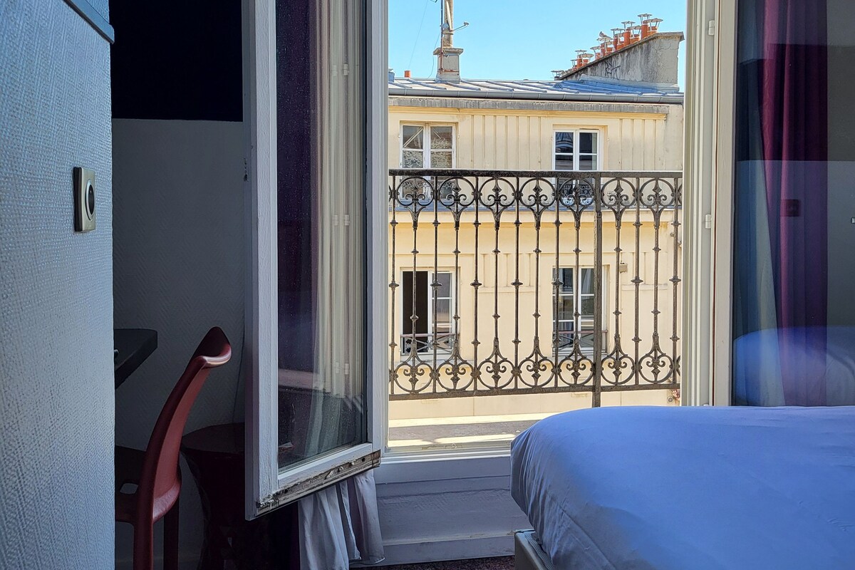 Club Double Room | Desk, laptop workspace, soundproofing, iron/ironing board (on request)