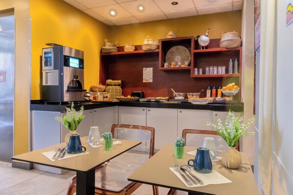 Tägliches Frühstücksbuffet (14 EUR pro Person)