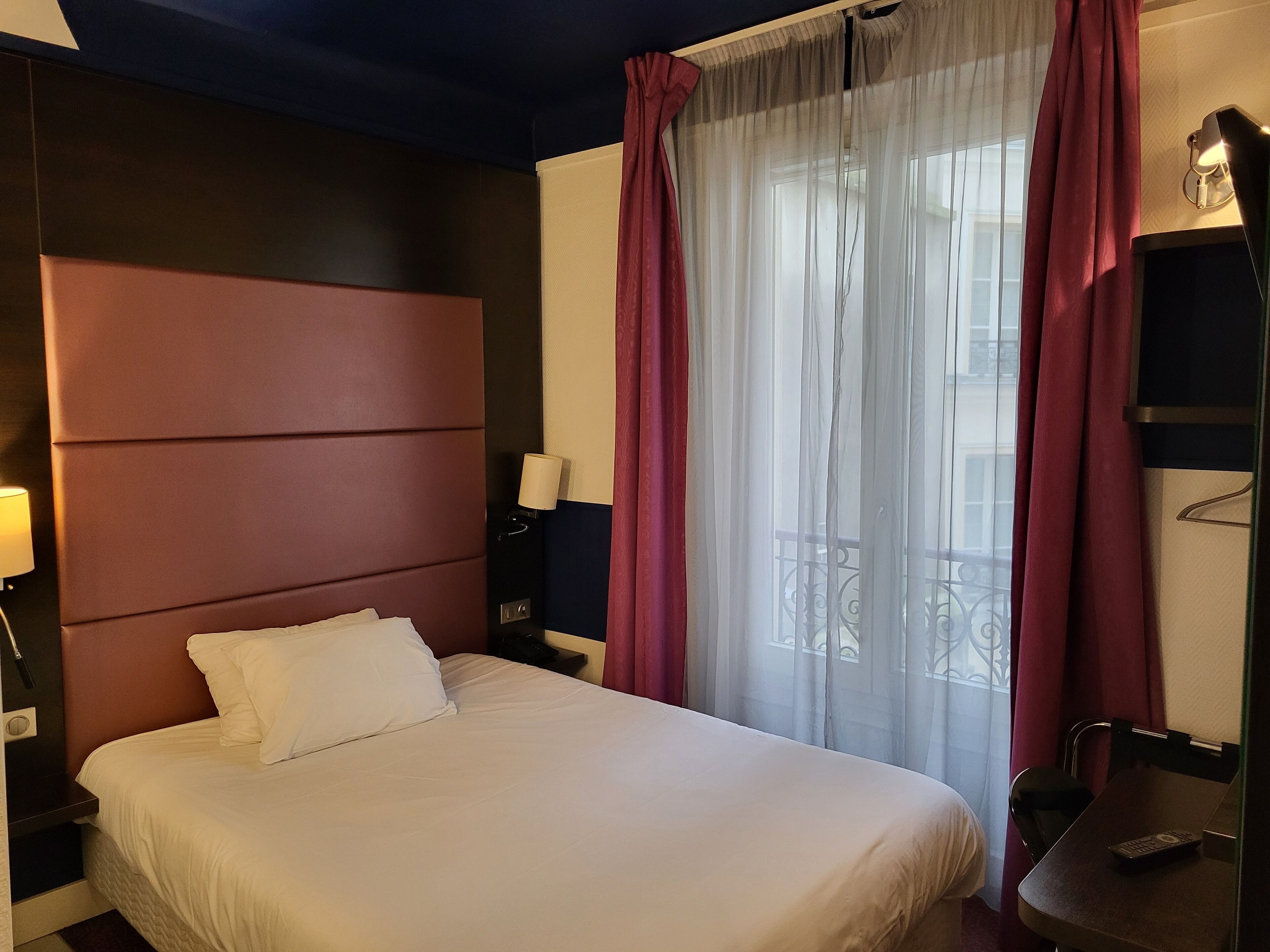 Business Single Room | Premium bedding, desk, laptop workspace, soundproofing