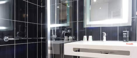 Chambre quadruple Deluxe | Salle de bain | Articles de toilette écologiques, séchoir à cheveux, serviettes fournies