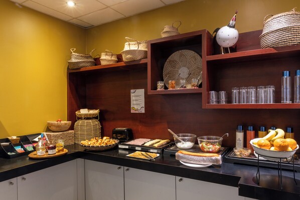 อาหารเช้าแบบบุฟเฟ่ต์ทุกวัน (EUR 14 ต่อคน)