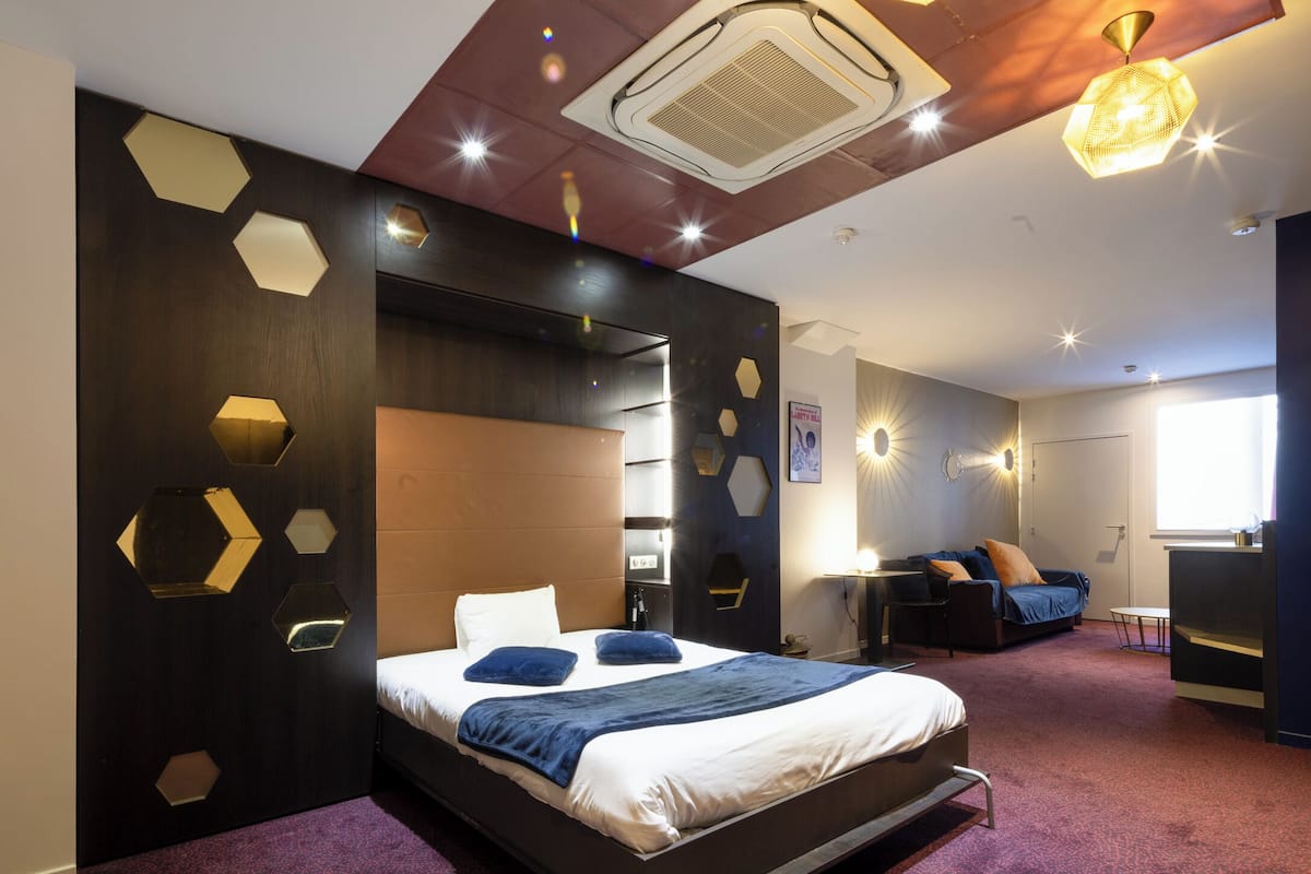 Habitación cuádruple Deluxe | Ropa de cama de alta calidad y escritorio