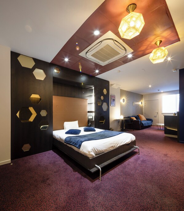 Habitación cuádruple Deluxe | Ropa de cama de alta calidad y escritorio