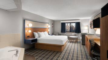 Deluxe Suite, 1 King Bed, Non Smoking | Jetted tub