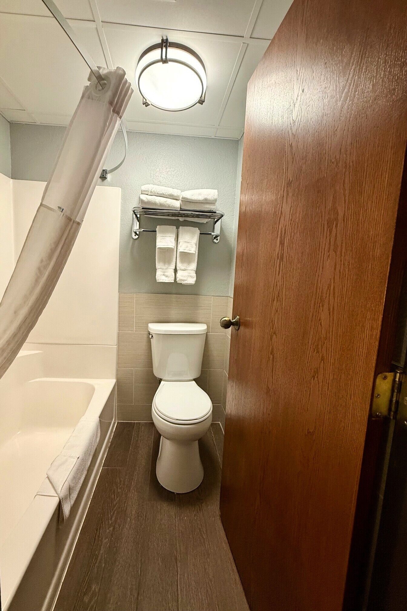 deluxe suite, 1 king bed, non smoking | bathroom | free toiletries, hair dryer, towels