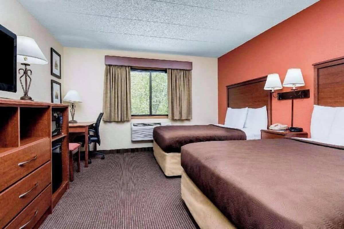 Escritorio, tabla de planchar con plancha, wifi gratis y ropa de cama