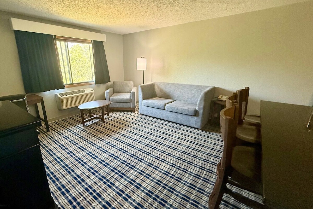 suite, multiple beds, non smoking (two bedroom) | desk, iron/ironing board, free wifi, bed sheets