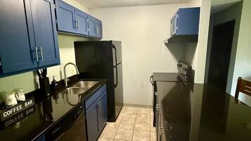 套房, 多張床, 非吸煙房 (Two Bedroom) | 私人廚房 | 電冰箱、微波爐、咖啡機/沖茶器