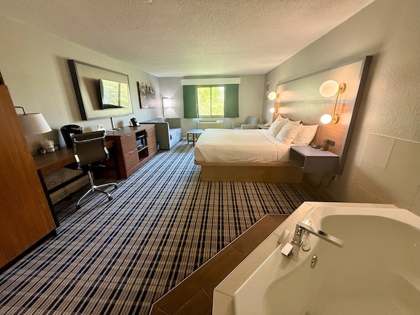 Suite – deluxe, 1 kingsize-seng, ikke-røyk | Skrivebord, strykejern/-brett, wi-fi (inkludert) og sengetøy