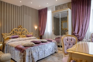 A bedroom with a large bed, a glass door closet, and a dining table. - Hotel Santa Marina (Venice)