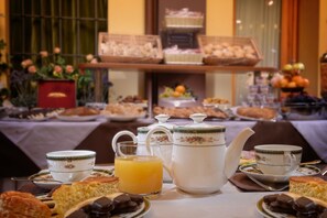 Daily buffet breakfast (EUR 15 per person) - Hotel Santa Marina (Venice)