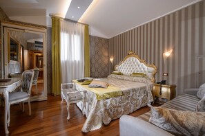 Down comforters, minibar, in-room safe, individually furnished - Hotel Santa Marina (Venice)