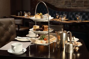 Breakfast, lunch, dinner served; British cuisine  - Golden Lion Hotel (Stirling)