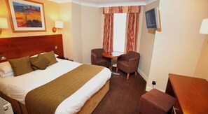 In-room safe, individually furnished, desk, iron/ironing board - Golden Lion Hotel (Stirling)