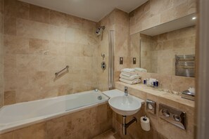 Shower, free toiletries, hair dryer, bathrobes - Premier Suites Dublin Leeson Street (Dublin)