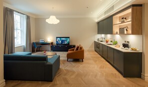 Two Bedroom Apartment | 客廳 | 40 吋平面電視連衛星電視頻道、等離子電視