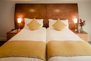 Een kluis op de kamer, een bureau, een laptopwerkplek