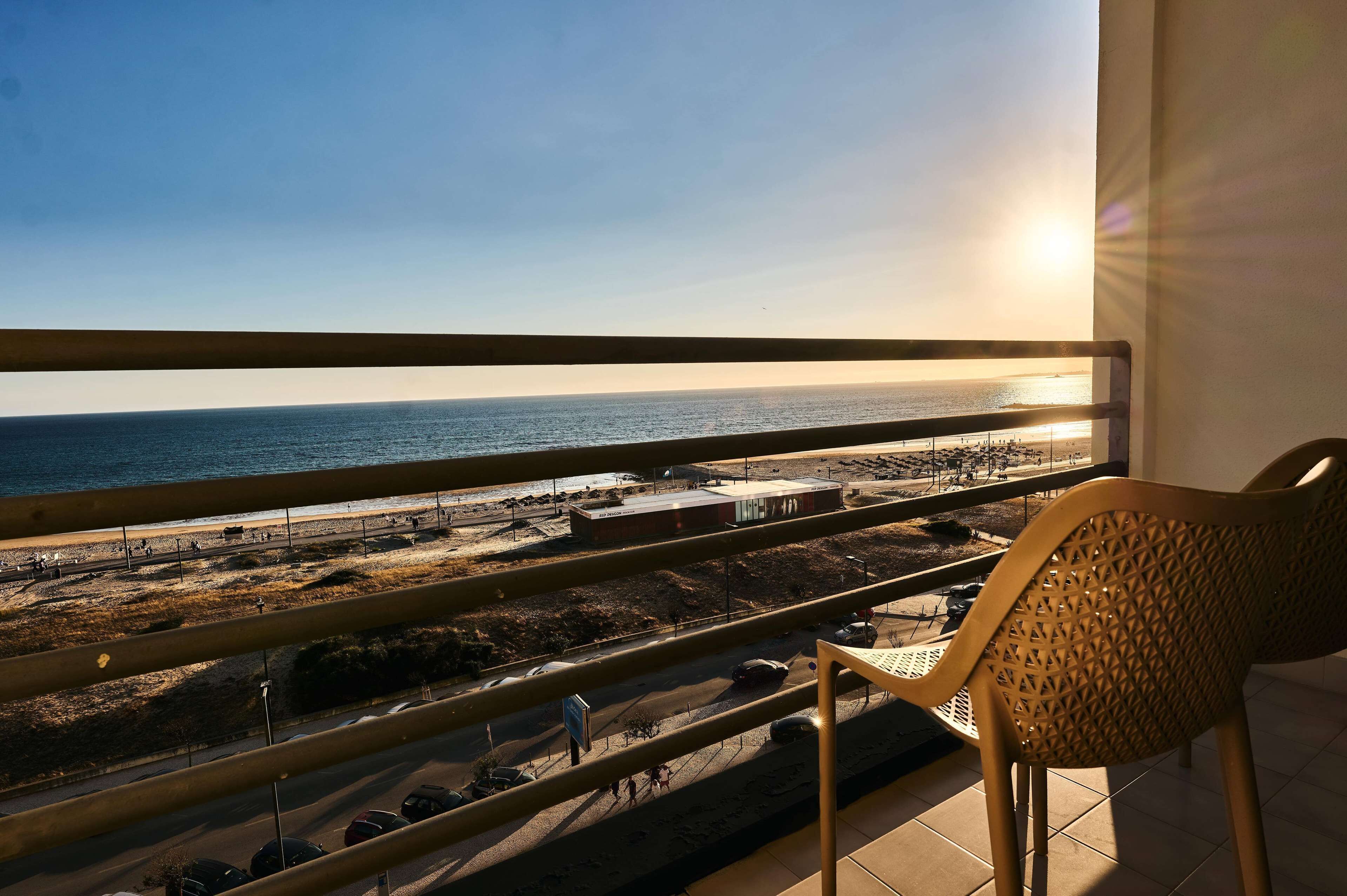 Een balkon met uitzicht op het strand en de oceaan.