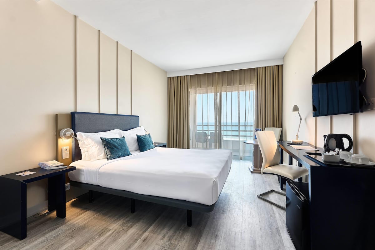 Premium Room, 1 Double Bed, Non Smoking, Oceanfront | Minibar, in-room safe, desk, laptop workspace