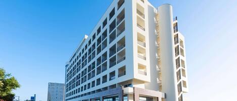 Sesongbasert utendørsbasseng, bassengparasoller og solsenger