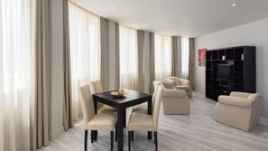 Flat-screen TV - TRYP by Wyndham Lisboa Caparica Mar (Almada)