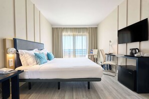 Minibar, in-room safe, desk, laptop workspace - TRYP by Wyndham Lisboa Caparica Mar (Almada)
