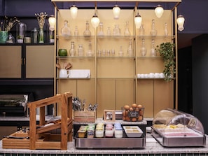 Petit déjeuner buffet (19.70 EUR par personne)