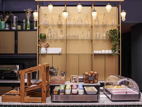 Petit déjeuner buffet (19.70 EUR par personne)