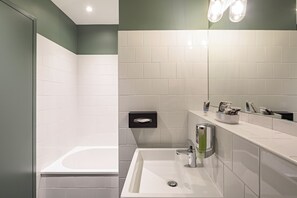 Amenidades de baño de diseñador, secadora de cabello, toallas 