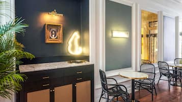 بوفيه فطور يوميًا بتكلفة قدرها (20 EUR للشخص)