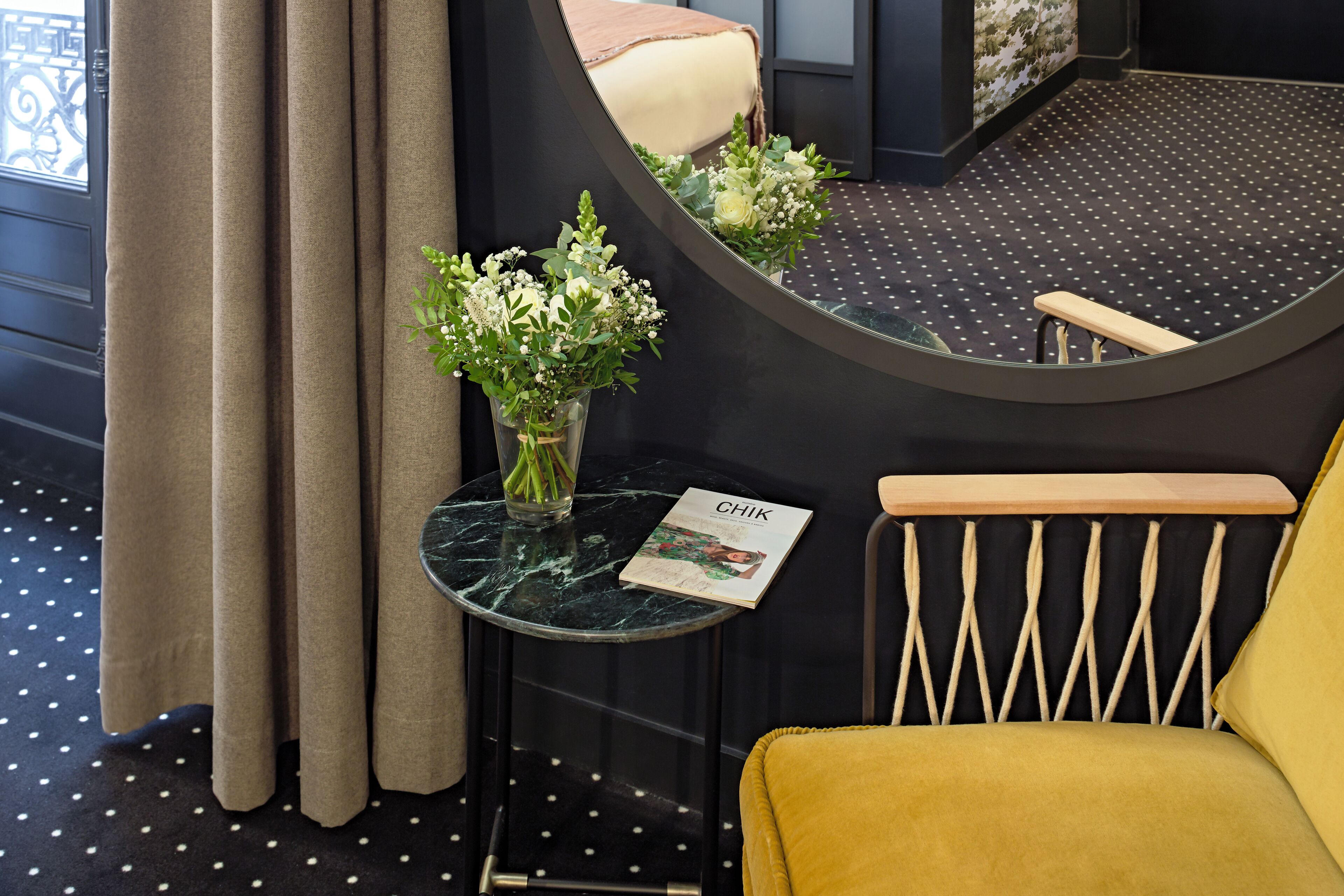 أغطية فراش متميزة وأسرّة بطبقة علوية مريحة وخزنة داخل الغرفة ومكتب