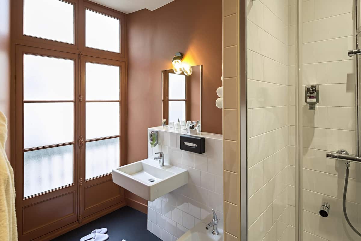 Chambre supérieure, 1 lit double | Salle de bain | Articles de toilette griffés, séchoir à cheveux, serviettes fournies