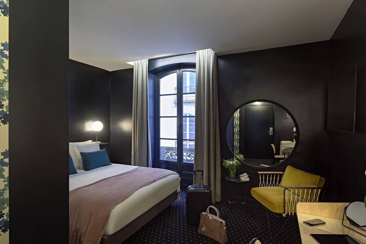 premium bedding, pillow-top beds, in-room safe, desk