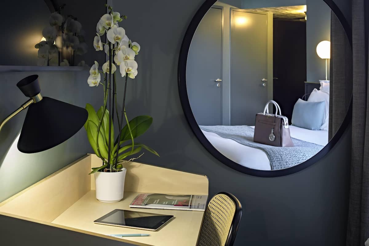 Chambre supérieure, 1 lit double et 1 canapé-lit | Literie de qualité, lit avec matelas à plateau-coussin, coffre-fort