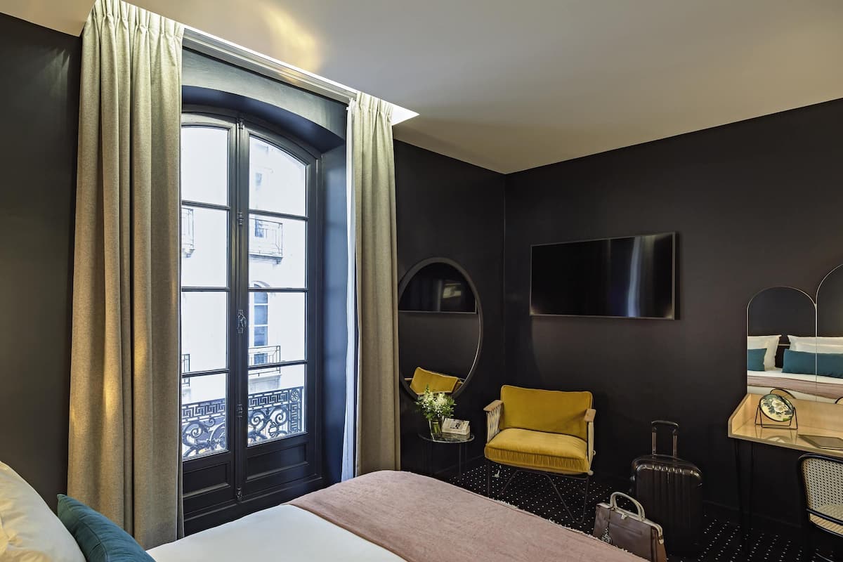 Chambre Standard, 1 lit double | Literie de qualité, lit avec matelas à plateau-coussin, coffre-fort