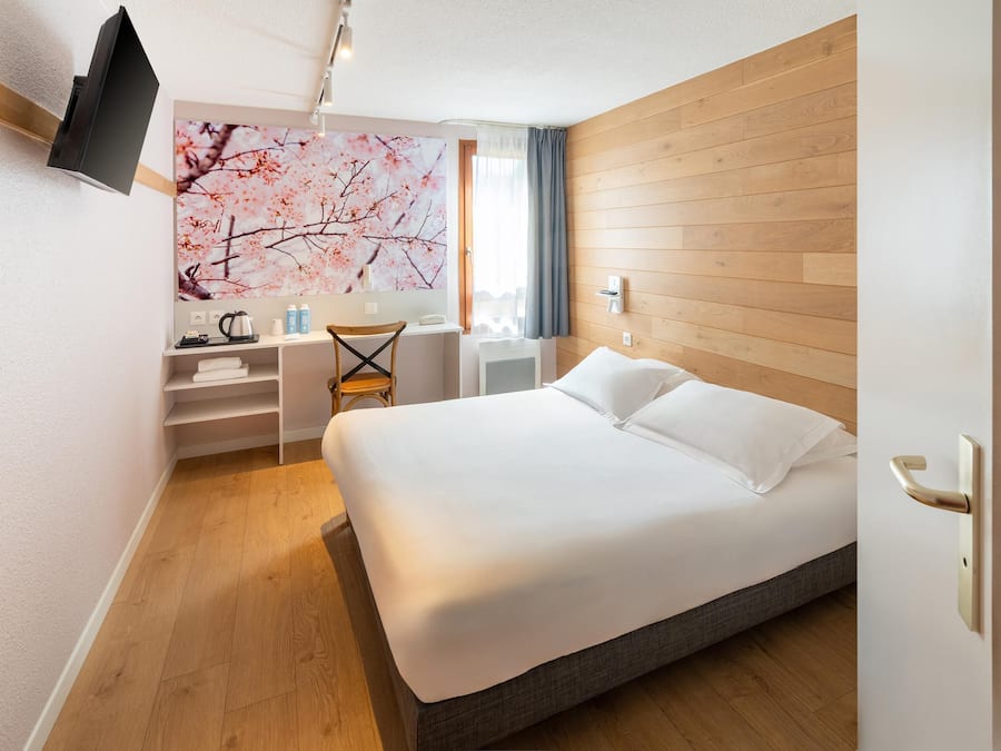 Individueel gedecoreerd, individueel gemeubileerd, een bureau