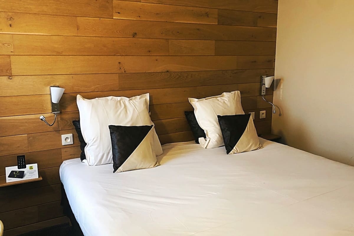 individually decorated, individually furnished, desk, soundproofing