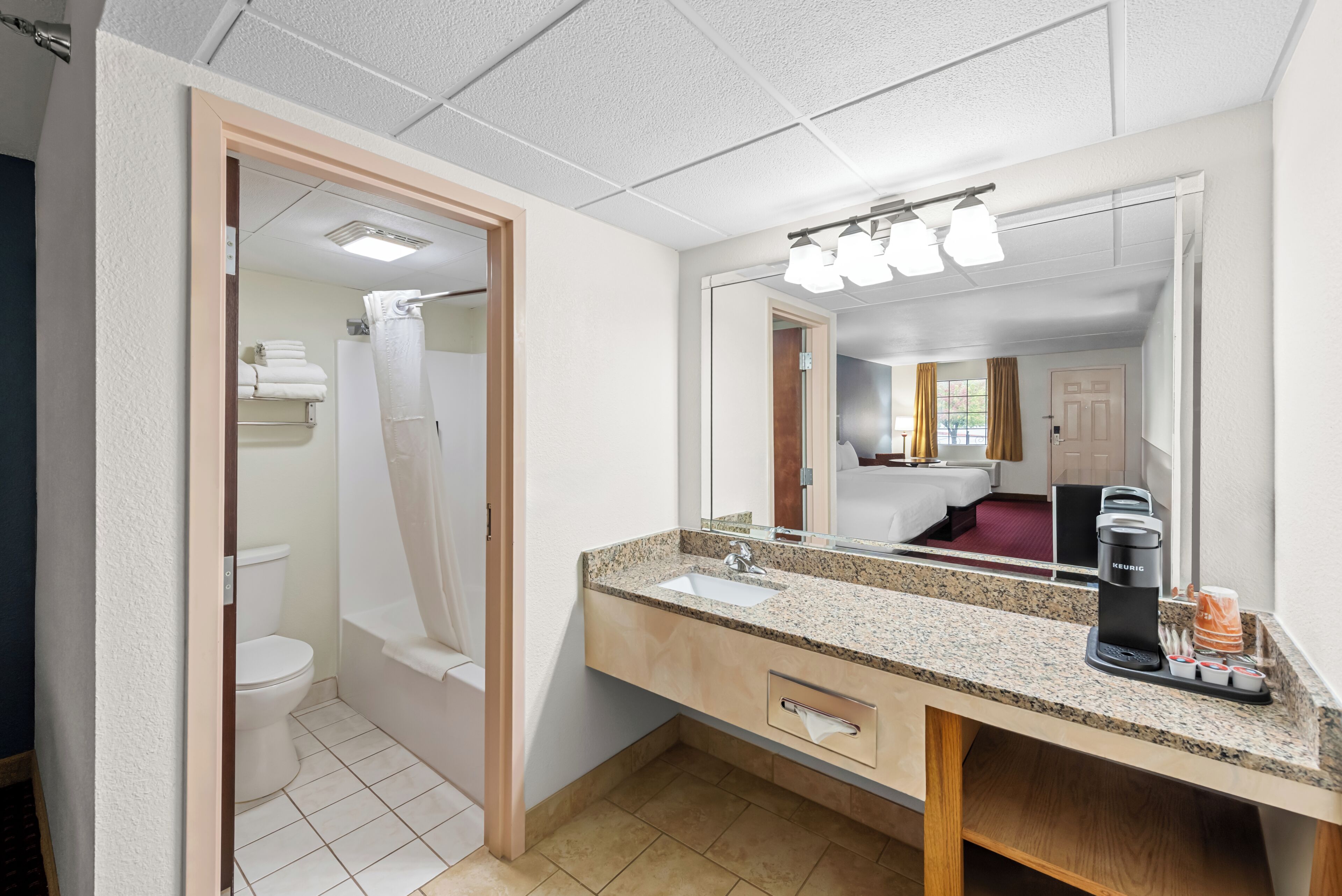 Une salle de bain avec un lavabo, un miroir et une douche.