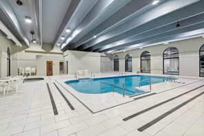 Indoor pool, seasonal outdoor pool, pool umbrellas, sun loungers - Clarion Inn Branson (Branson)