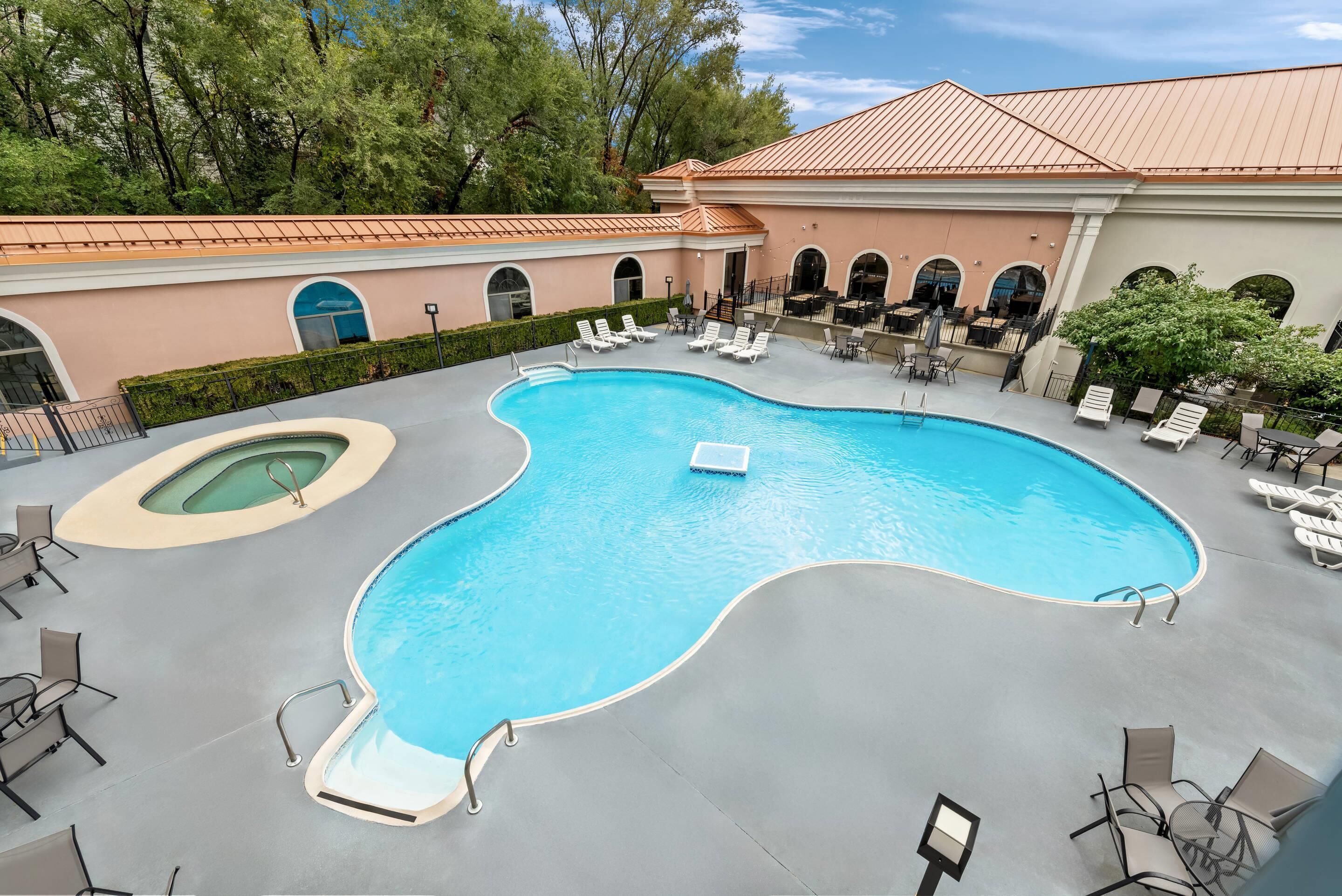 Piscina interna, piscina externa sazonal, guarda-sóis, espreguiçadeiras